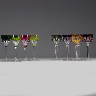 Val Saint Lambert - Ensemble de douze verres sur pied en cristal coloré.