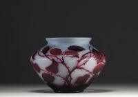 Paul NICOLAS (1875-1952) d'Argental - Vase en verre multicouche dégagé à l'acide à décor de rosiers, signé.