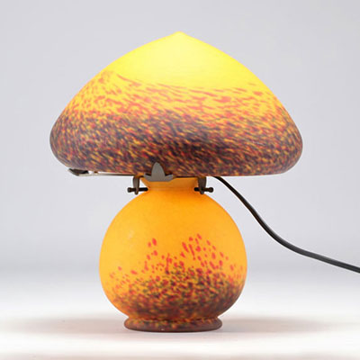 Lampe champignon en verre maronné sur fond orangé signé Vianne 