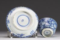 Chine - Bol et assiette en porcelaine blanc bleu à décor floral, marque sous la pièce, XVIIème.