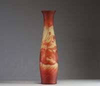 Val Saint Lambert - Imposant vase en verre multicouche rouge et urane dégagé à l'acide à décor de coquelicots, signé.