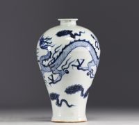 Chine - Vase Meiping en porcelaine blanc bleu à décor de dragon.