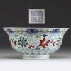 Chine - Bol en porcelaine Doucai à décor de fleurs, marque Yongzheng sous la pièce.