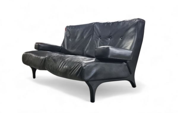 Eugenio GERLI (1923-2013) Black leather two-seater sofa published by Tecno around 1960.