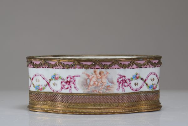 Sèvres porcelain jardinière with angel decoration, gilt bronze mounting