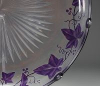 Camille RENARD (1832 - 1921) - Val saint Lambert - Plat Art Nouveau en cristal clair soufflé doublé mauve, gravé à l’acide et achevé à la roue, c. 1900