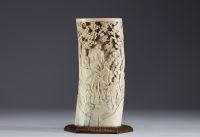 Japon - Vase en ivoire sculpté sur un socle en bois époque Meiji vers 1900.