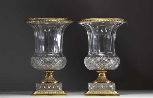 Baccarat - Imposante paire de vases Médicis en cristal pointe de diamant, monture en bronze doré.