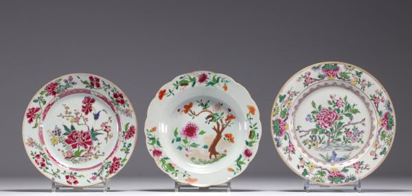 Chine - Ensemble de trois assiettes en porcelaine de la famille rose à décor floral.