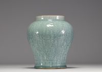 Chine - Vase en porcelaine monochrome vert pâle à décor floral en relief, marque au bleu sous la pièce, époque XVIIème.