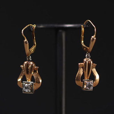 Set of two pairs of earrings, 9K (zircon) and 18K (brilliant), for a total weight of 4.8gr.