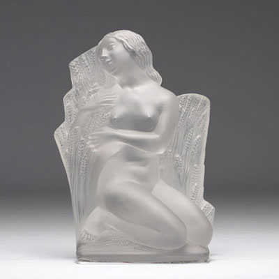 LALIQUE verre représentant une jeune femme nue agenouillée dans le blé