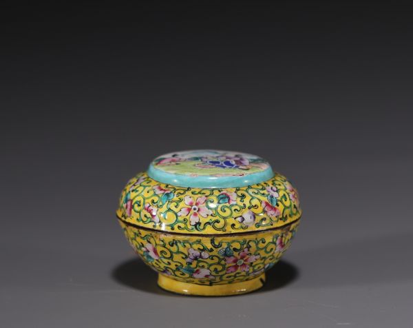 China - Cloisonné enamel box with figures, Canton, 18th-19th century.