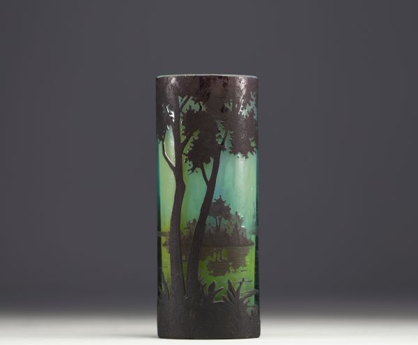 DAUM Nancy - Vase en verre multicouche dégagé à l'acide à décor d'arbres en bord d'étang, signé dans le décor.