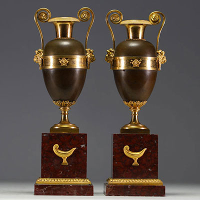 Paire de vases en bronze et ciselé à deux patines, anses à double volutes, socle en marbre griotte, Empire.