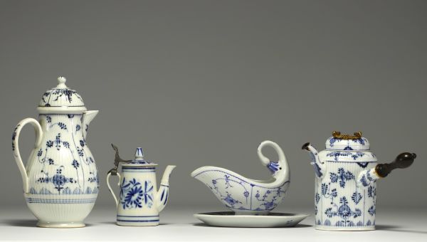 Ensemble de quatre porcelaines allemandes blanc bleu XIXème.