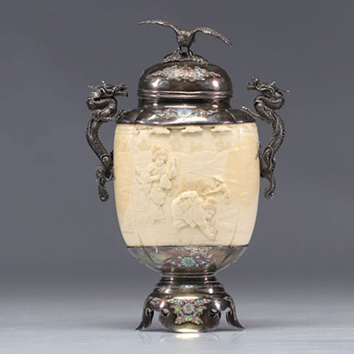 Exceptional Japanese ivory vase with a silver and enamel frame from the Meiji period (明治時代 -1868 - 1912)