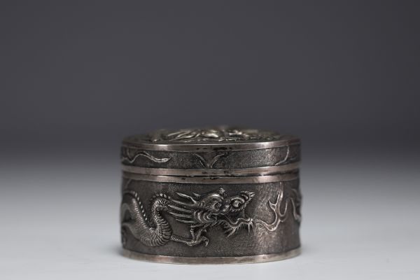 China - Vietnam - Solid silver box with dragon decoration, mark under the piece.