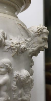 Imposing Carrara marble urn decorated with Satyrs and Putti in the Clodion style, first half of the 18th century.