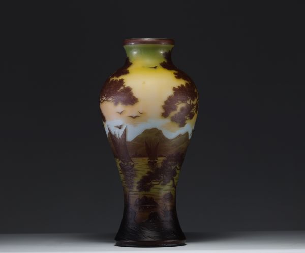 D’AURYS manufacture Wilhem Kralik Sohn (1881-1940) - Grand vase en verre multicouche dégagé à l'acide à décor d'un lac et bateaux, signé.