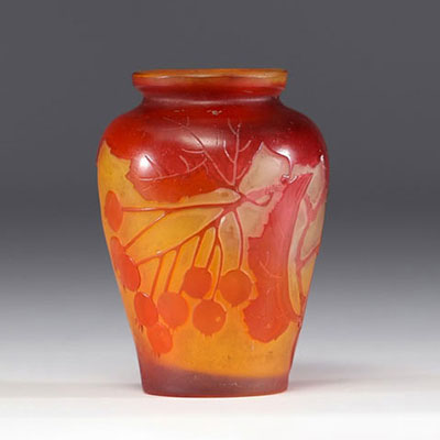 Émile GALLÉ (1846-1904) Small vase in acid-etched multi-layered glass decorated with berries.