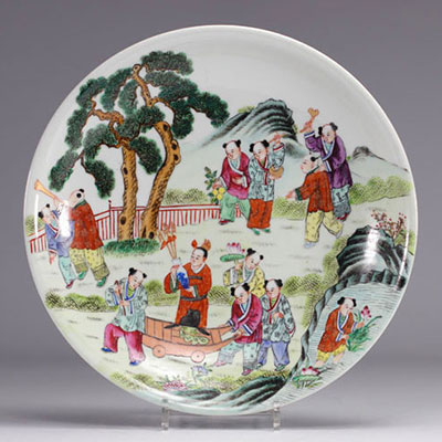 Chine - plat en porcelaine famille rose à décor d'enfants.