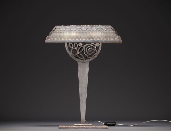 HETTIER & VINCENT (attr. à) Art deco lamp in satin-finish pressed moulded glass, wrought iron base.