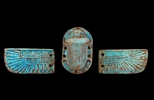 Éléments de parure égyptienne, corps et ailes de scarabée en faïence bleue, probablement Égypte basse époque.