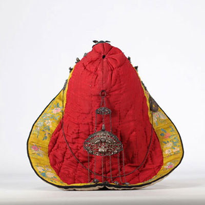 Chapeau en soie en rouge et jaune à décor d'argent provenant de Chine/Tibet du XIXe siècle