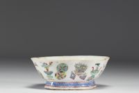 Chine - Coupe en porcelaine polychrome de la famille rose à décor de mobilier, vers 1920.