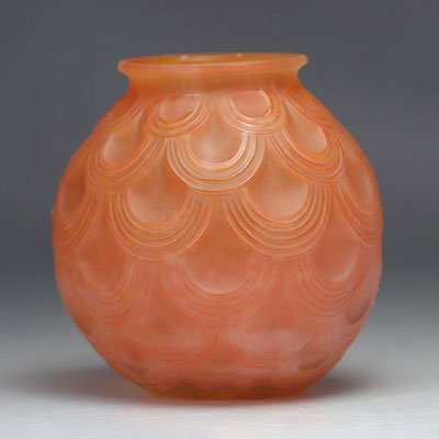 Pierre D'AVESN (Pierre GIRE dit, 1901-1991) Vase Art Déco boule orangé motif géométrique