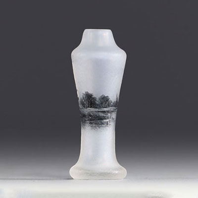 DAUM Nancy - Vase miniature en verre givré à l'acide à décor d'un moulin, signé.