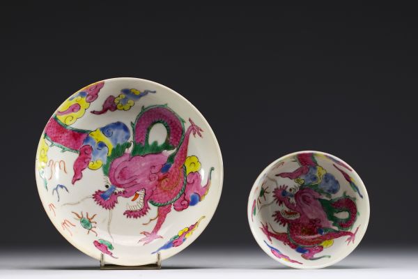 Chine - Bol et assiette en porcelaine polychrome famille rose à décor de dragons.