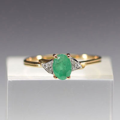 Ring in 18k gold, oval-cut emerald and diamond, total weight 2.2gr