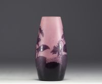 Paul NICOLAS ( 1875-1952) d'Argental - Vase en verre multicouche dégagé à l'acide à décor floral, signé.