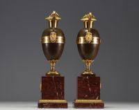 Pair of bronze and chased vases with two patinas, double scrolled handles, Griotte marble base, Empire period.