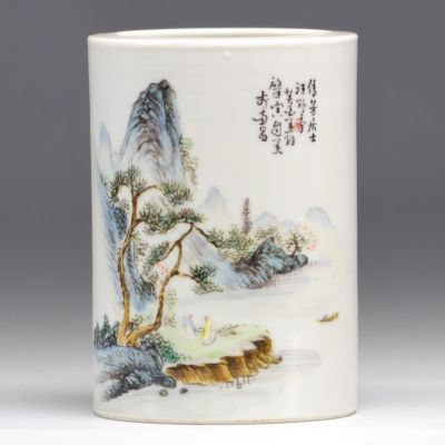 Porcelain brush holder decorated with a landscape from the Republic period