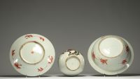 China - Set of two 19th century plates and a 20th century vase with nine peaches in polychrome porcelain.