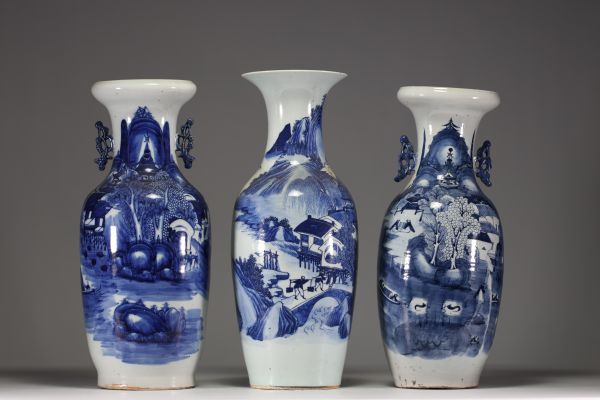 Chine - Ensemble de trois vases en porcelaine blanc et bleu à décor de paysages.