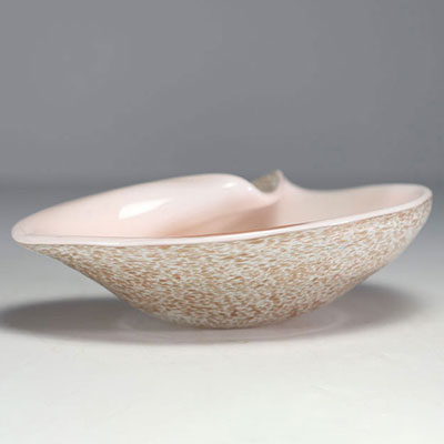 Ercole BAROVIER (1889-1974) Coupe en verre soufflé blanc laiteux et beige.