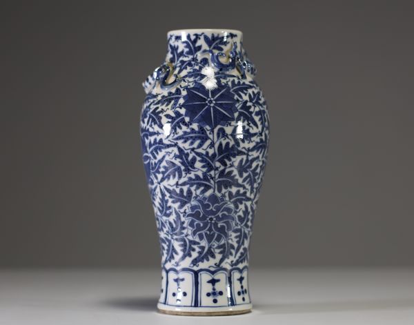 Chine - Vase en porcelaine blanc bleu à décor de fleurs et rinceaux feuillagées, chilong en relief sur l'épaulement, XIXème.