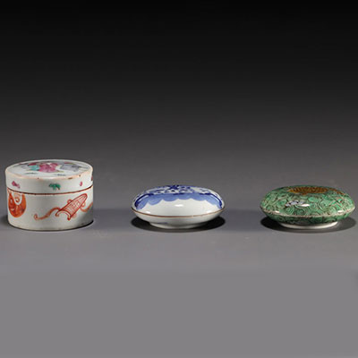 Chine - Ensemble de trois boites à encre en porcelaine à décors divers.