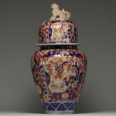 Japan - Large Imari covered vase, fretel in the shape of a Fô dog.