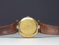 OMEGA Constellation Day-Date, montre homme en or jaune 18k yellow, quartz, bracelet cuir, vers 1985.