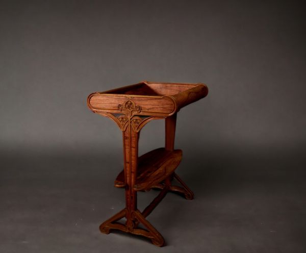 Louis MAJORELLE (1859-1926) attr. à - An Art Nouveau burr walnut veneered table.