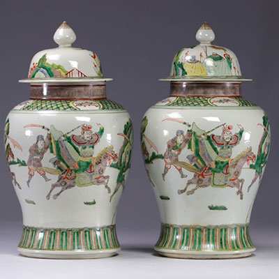 Pair of covered potiches of the green family decorated with warriors