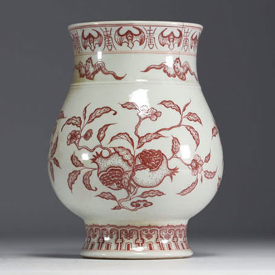 Chine - Vase en porcelaine rouge fer à décor de fruits et de chauve souris, marque au bleu.