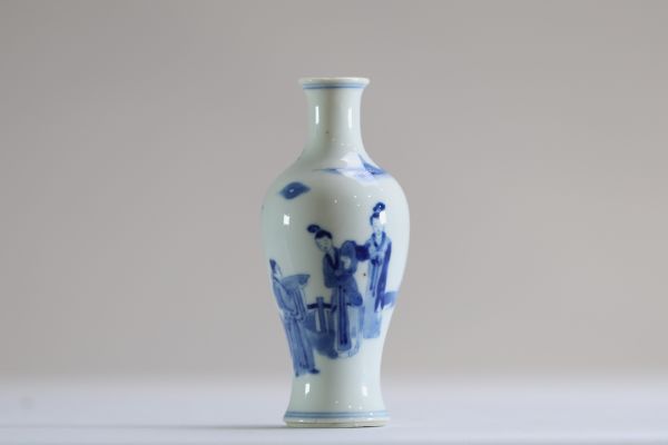 Chine - Petit vase en porcelaine blanc bleu à décor de courtisanes.