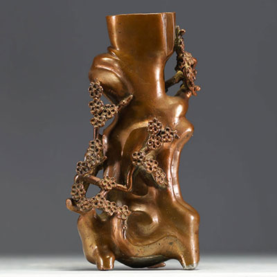 China - Brown patina bronze vase in the form of a tree trunk, flowers and roots, 19th-20th century.