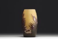 Émile GALLÉ (1846-1904) - Vase en verre multicouche dégagé à l'acide à décor de crocus, signé.